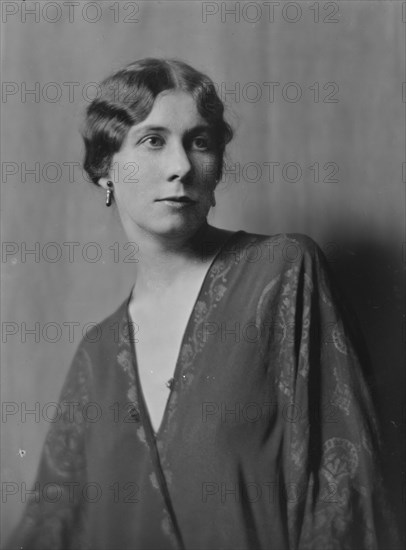 Osborne, Lloyd, Mrs., portrait photograph, 1916. Creator: Arnold Genthe.