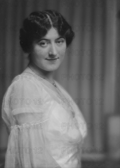 Patrick, F.A., Mrs., portrait photograph, 1914 Apr. 28. Creator: Arnold Genthe.