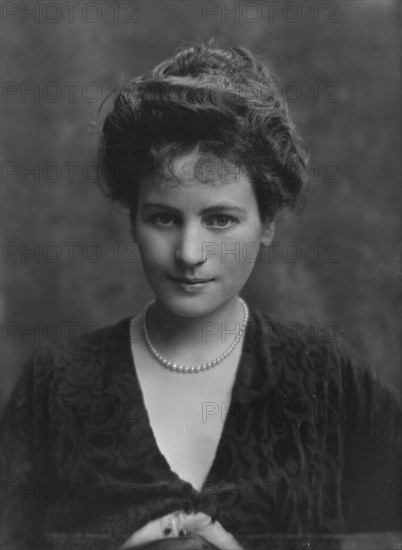 Peckham, Mrs., portrait photograph, 1914 Dec. Creator: Arnold Genthe.