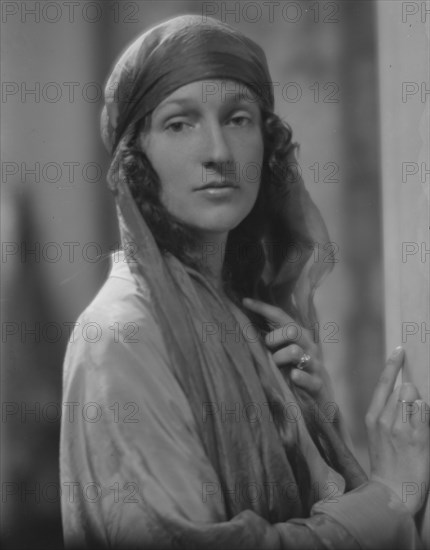 Phipps, Paul, Mrs., portrait photograph, 1914 Apr. or May. Creator: Arnold Genthe.