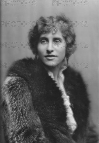 Plimpton, Albert, Mrs., portrait photograph, 1913 Dec. 18. Creator: Arnold Genthe.