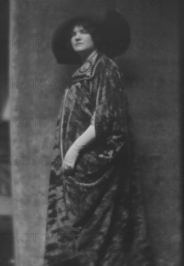 Putnam, Nina Wilcox, Mrs., portrait photograph, 1913. Creator: Arnold Genthe.