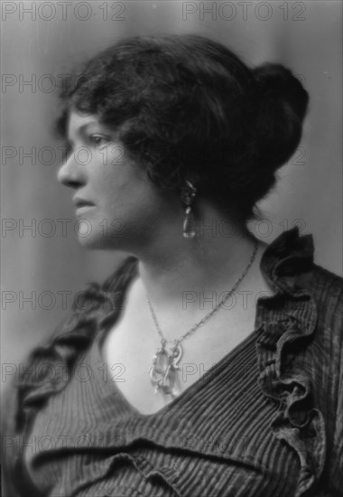 Putnam, Nina Wilcox, Mrs., portrait photograph, 1913. Creator: Arnold Genthe.