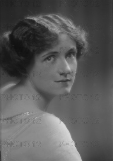 Randell, Mrs., portrait photograph, 1913. Creator: Arnold Genthe.