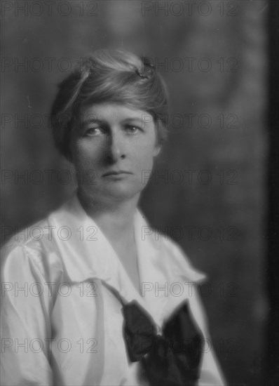 Reynolds, Jackson, Mrs., portrait photograph, 1915. Creator: Arnold Genthe.