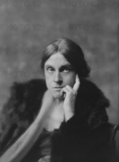 Roberts, Mary, Mrs., portrait photograph, 1915. Creator: Arnold Genthe.