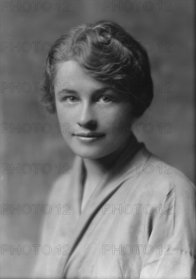 Robinson, Thomas L., Mrs., portrait photograph, 1914 June 22. Creator: Arnold Genthe.