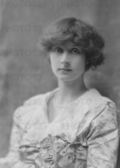 Rosen, Walter T., Mrs., portrait photograph, 1915. Creator: Arnold Genthe.