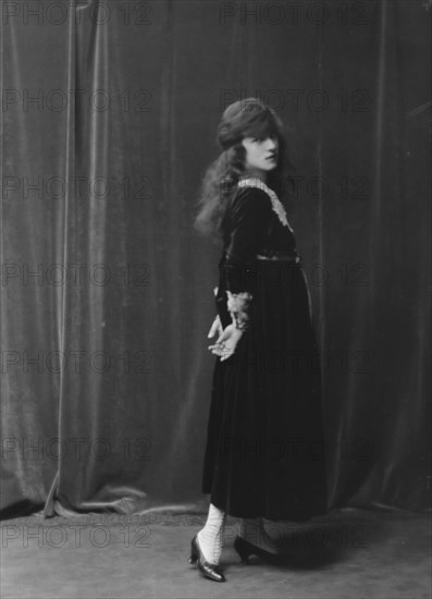 Thaw, Evelyn Nesbit, Mrs., portrait photograph, between 1913 and 1942. Creator: Arnold Genthe.