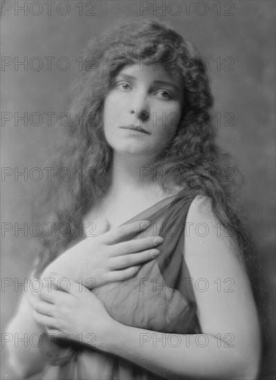 Tuazsky, Mrs., portrait photograph, 1916 Mar. Creator: Arnold Genthe.