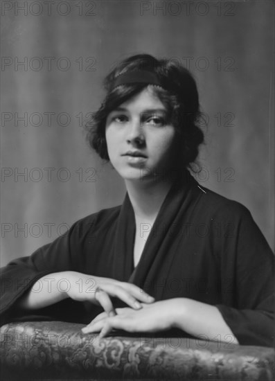 Williamson, W.F., Mrs. (Laura), portrait photograph, 1913 July 18. Creator: Arnold Genthe.