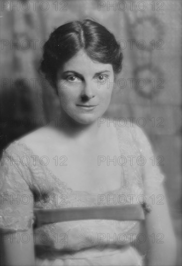 Young, Major M., Mrs., portrait photograph, 1915 Nov. 4. Creator: Arnold Genthe.