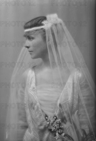 Potter, E.A., Mrs., portrait photograph, 1915 Apr. 5. Creator: Arnold Genthe.