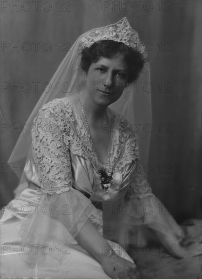 Talcott, J.F., Mrs., portrait photograph, 1917 May 9. Creator: Arnold Genthe.