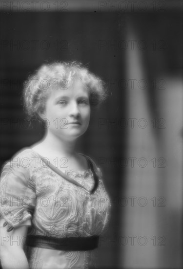 Unidentified woman, possibly Miss Oaks or Mrs. K. Kitchen, portrait photograph, ca. 1912. Creator: Arnold Genthe.