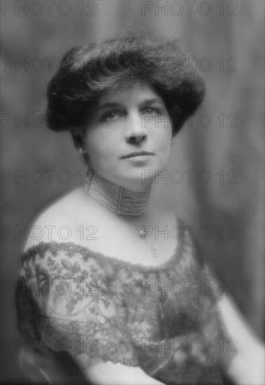 Wanger, S.F., Mrs., portrait photograph, 1912 May 14. Creator: Arnold Genthe.