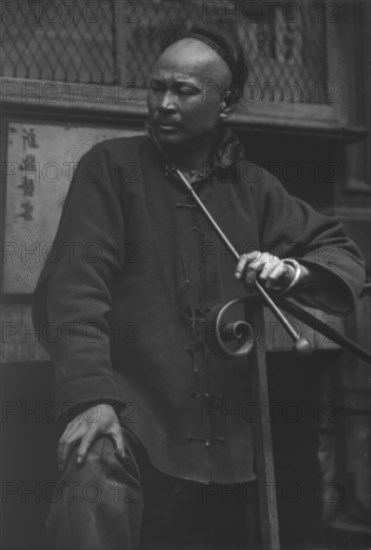 The shoe maker, Chinatown, San Francisco, between 1896 and 1906. Creator: Arnold Genthe.