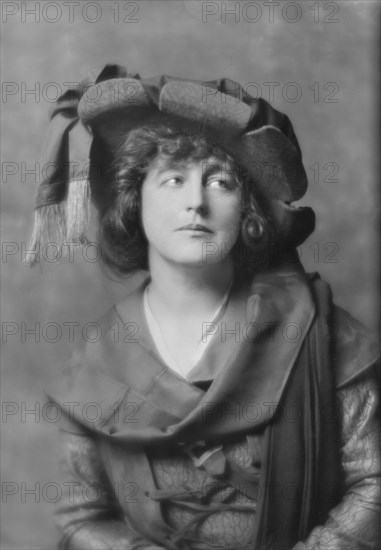 Anglin, Margaret, Miss, in costume, between 1910 and 1925. Creator: Arnold Genthe.