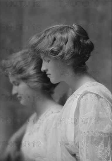 Ward, Dorothy, Miss, and Jane Ward, portrait photograph, 1914 June 11. Creator: Arnold Genthe.