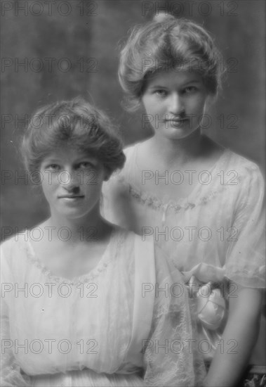 Ward, Dorothy, Miss, and Jane Ward, portrait photograph, 1914 June 11. Creator: Arnold Genthe.