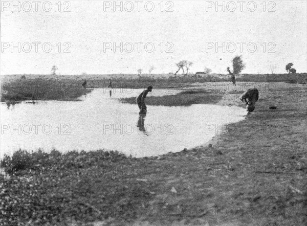 ''Sur les bords du Mayo-Kabi; L'Ouest Africain', 1914. Creator: Unknown.