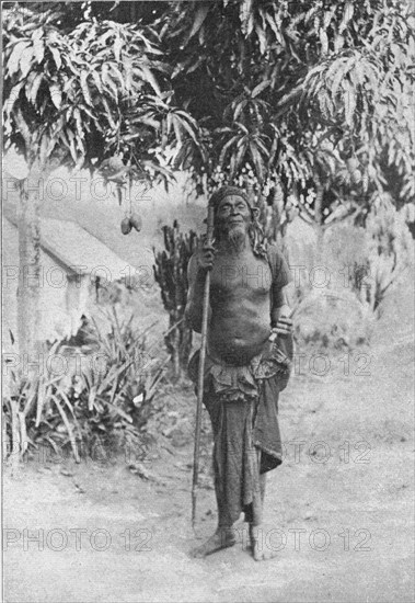 'Un sorcier au Congo francais (Il porte en main l'insigne de ses fonctions..., 1914. Creator: Unknown.