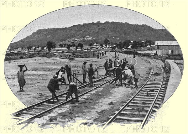 ''Indigenes travaillant au chemin de fer de la Nigeria du Nord; L'Ouest Africain', 1914. Creator: Unknown.