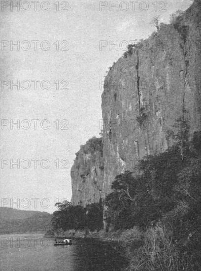 ''Dans les gorges de Lupata; Afrique Australe', 1914. Creator: Unknown.