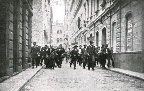 'Sarajevo, Des bandes tumultueuses de Croates parcourent les rues', 1914. Creator: Ossko.