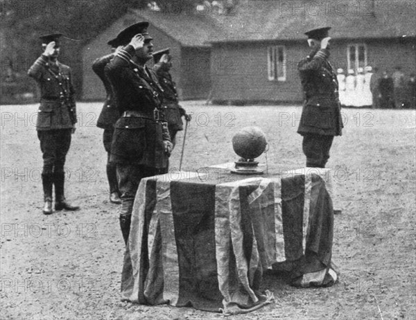 'Le glorieux ballon; Le ballon, qui sera legendaire, du 8e East Surrey', 1916. Creator: Unknown.