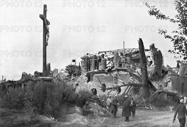 ''L'offensive de la Somme: La sucrerie de Dompierre', 1916. Creator: Unknown.