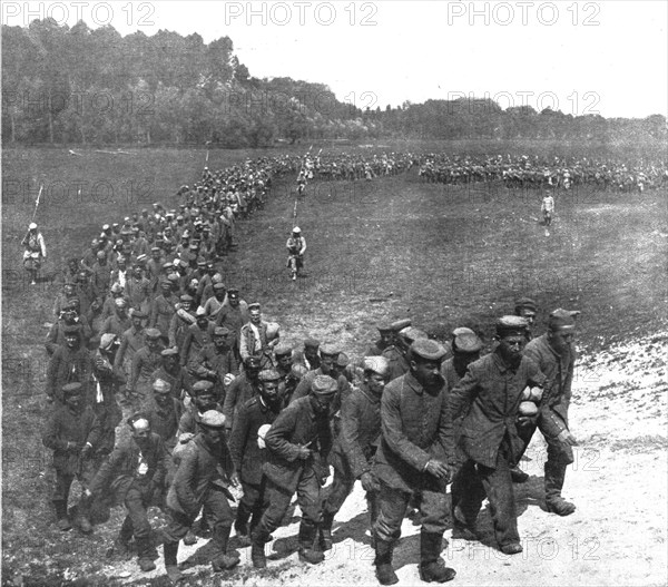 'Evacuation de prisonniers allemands du front de la Somme', 1916. Creator: Unknown.