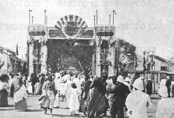 'Les vainqueurs du Cameroun; A Dakar: arc de triomphe', 1916. Creator: Unknown.