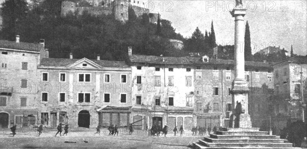 'Les Italiens a Gorizia; Les troupes italiennes passent en courant sur la Piazza Grande', 1916. Creator: Unknown.