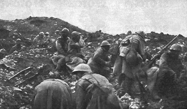 'Les deux batailles: Verdun et la Somme; Distribution de cartouches aux hommes', 1916. Creator: Unknown.