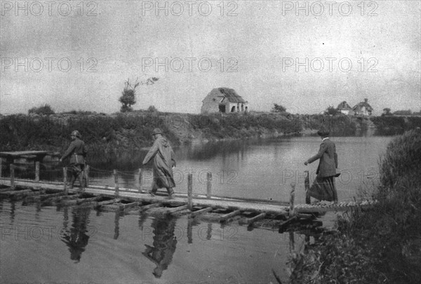 'La Reine des Belges sur les lignes de L'Yser; La reine traversant l'Yser sur une passerelle', 1916. Creator: Unknown.