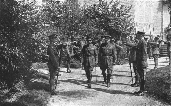 'Le roi George V et M Poincare, Sur le front de la Somme', 1916. Creator: Unknown.