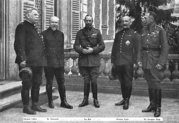 'Le roi George V et M Poincare, Sur le front de la Somme; Au Grand Quartier Britannique', 1916. Creator: Unknown.