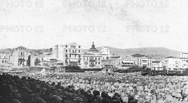 'Les allies a Salonique; L'arrivee des italiens: les troupes italiennes massees sur le mole', 191 Creator: Unknown.