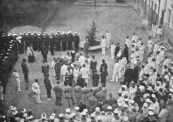 'Aviateurs; Les funerailles de L'aviateur Francais Jean Roulier', 1916. Creator: Unknown.