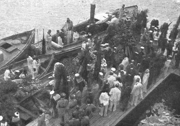 'Aviateurs; Les funerailles de L'aviateur Francais Jean Roulier', 1916. Creator: Unknown.