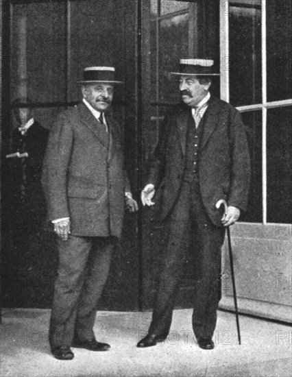 'M Aristide Briand et M Alexandre Lahovary, ministre de Roumanie a Paris', 1916. Creator: Unknown.