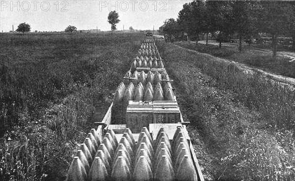 'La Bataille de la Somme; Un convoi de projectiles d'artillerie lourde', 1916. Creator: Unknown.