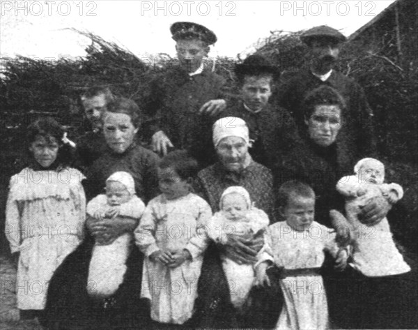 'Une famille interessante', 1916. Creator: Unknown.