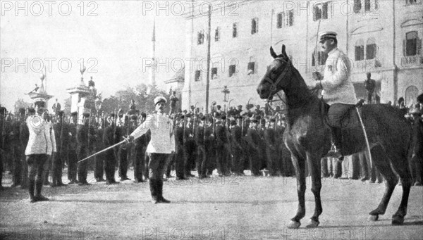 'Un mouvement national a Salonique; Le capitaine grec Sarris annoncant la constitution', 1916. Creator: Unknown.