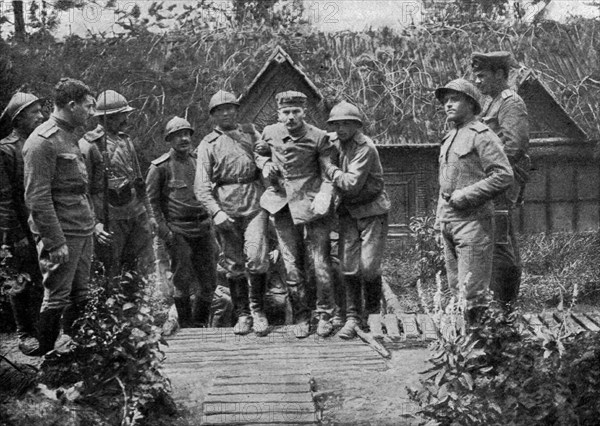 'Les russes en France; Un prisonnier allemand blesse, au camp russe', 1916. Creator: Unknown.