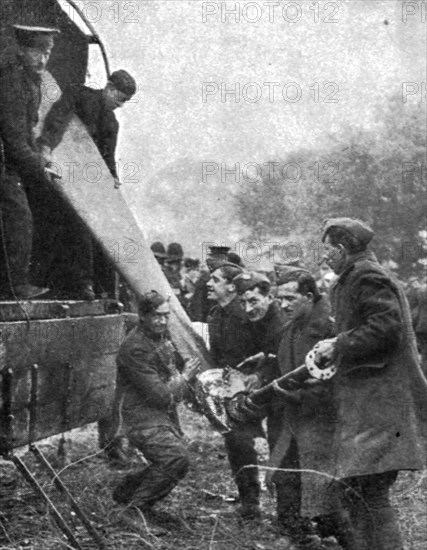 'Le Zeppelin Abattu; Dans la banlieue Nord de Londres; Une des quatre helices du zeppelin', 1916. Creator: Unknown.