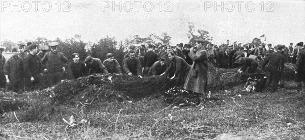 'Le Zeppelin Abattu; Dans la banlieue Nord de Londres; Hommes du Royal Flying Corps', 1916 Creator: Unknown.