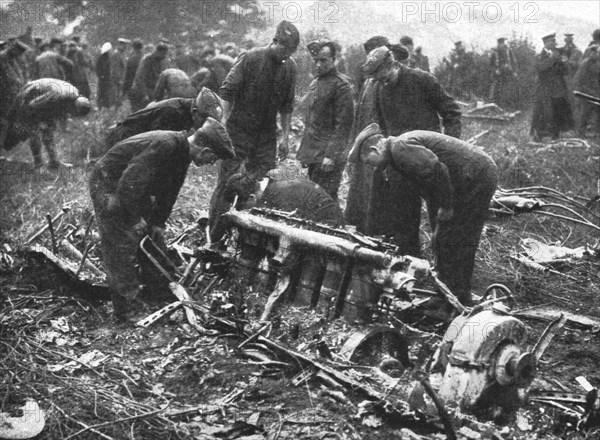 'Le Zeppelin Abattu; Dans la banlieue Nord de Londres; Inspection, par des ingenieurs', 191 Creator: Unknown.