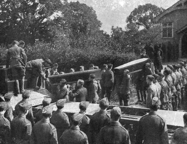 'Le Zeppelin Abattu; Dans la banlieue Nord de Londres; Funerailles militaires', 1916. Creator: Unknown.